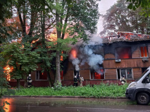 Видео: В Смоленске ликвидировали пожар в расселенном доме на улице Энгельса